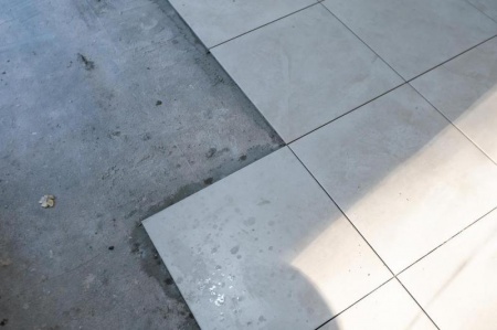 Comment r&eacute;ussir la pose de carrelage &agrave; Beautor sans erreurs ?